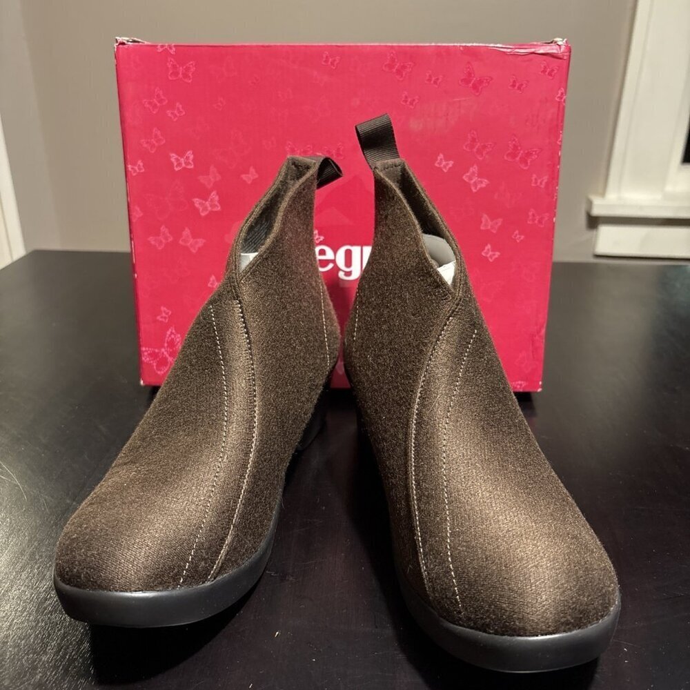 Alegria Nadya Mocha Fleece Pull On Booties Size 9.5 / EU 40.